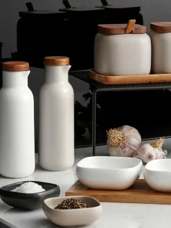 Aceitera y vinagrera de porcelana y madera de acacia Essentials, 2 uds.