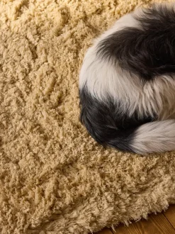 Alfombra artesanal con forma orgánica Tully