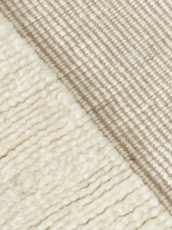 Alfombra artesanal con relieve y flecos Laine