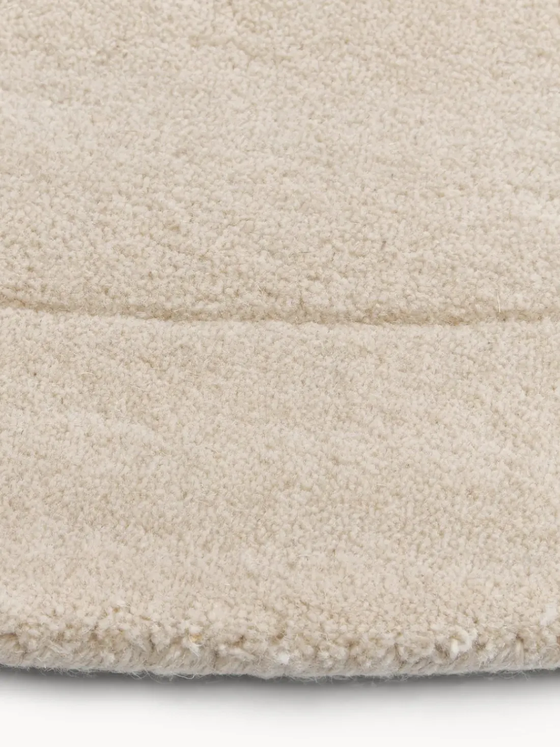 Alfombra artesanal de lana con forma orgánica Kadey