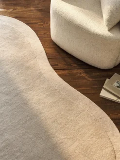 Alfombra artesanal de lana con forma orgánica Kadey