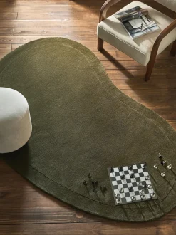 Alfombra artesanal de lana con forma orgánica Kadey