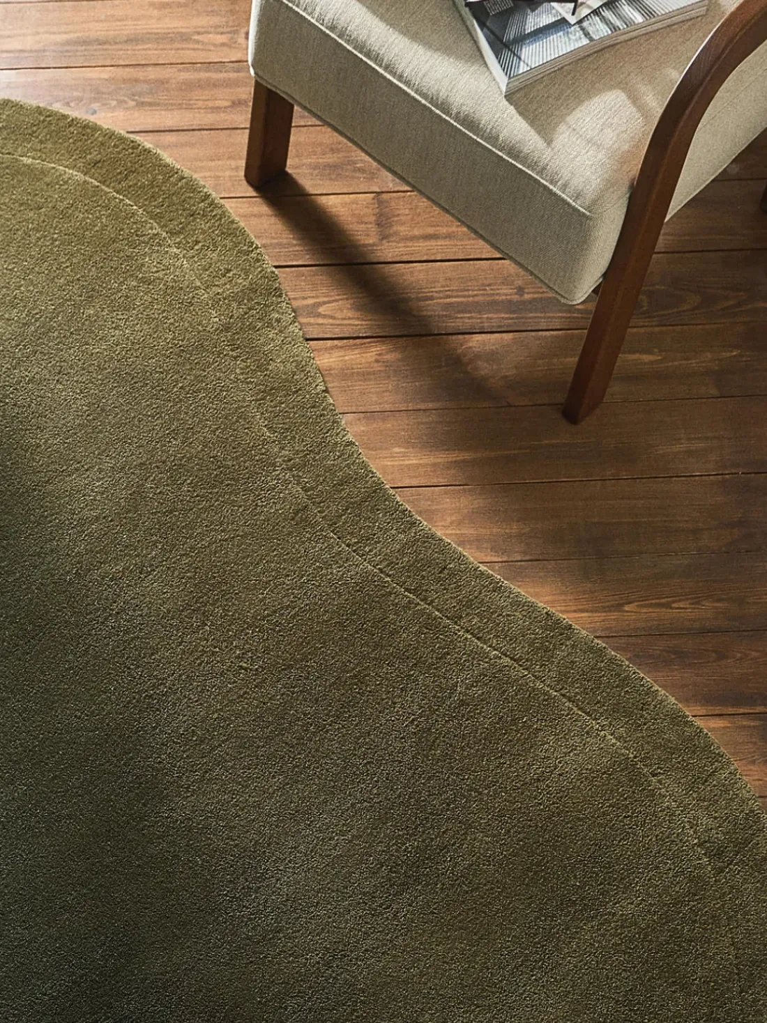 Alfombra artesanal de lana con forma orgánica Kadey