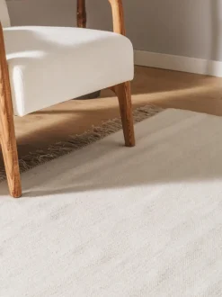 Alfombra artesanal de lana con flecos Liv