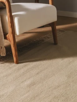 Alfombra artesanal de lana con flecos Liv