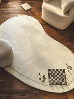 Alfombra artesanal de lana en forma orgánica Kadey