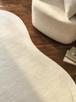 Alfombra artesanal de lana en forma orgánica Kadey