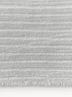 Alfombra artesanal de pelo largo texturizada Wes