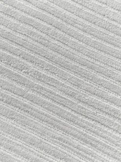 Alfombra artesanal de pelo largo texturizada Wes
