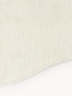 Alfombra artesanal de viscosa con borde ondulado Wavy