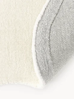 Alfombra artesanal de viscosa con borde ondulado Wavy