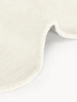 Alfombra artesanal de viscosa con borde ondulado Wavy