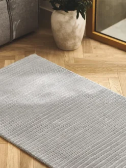 Alfombra corredor artesanal de pelo largo texturizada Wes