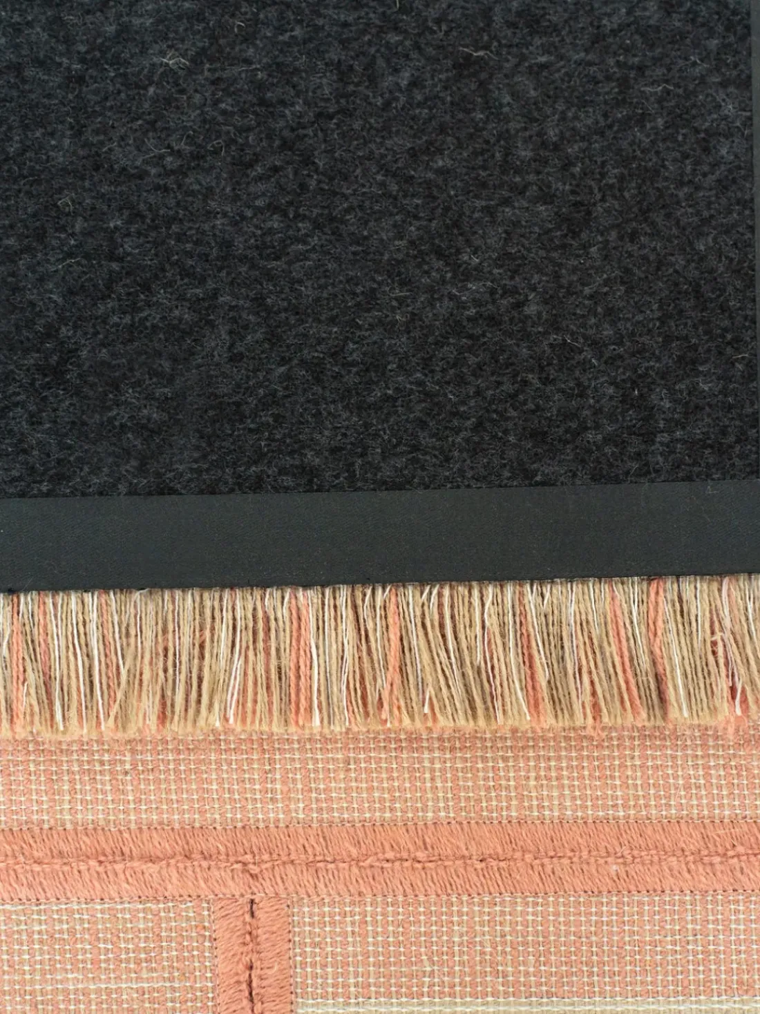 Alfombra corredor de pelo corto con flecos de diseño Folkform Monochrome
