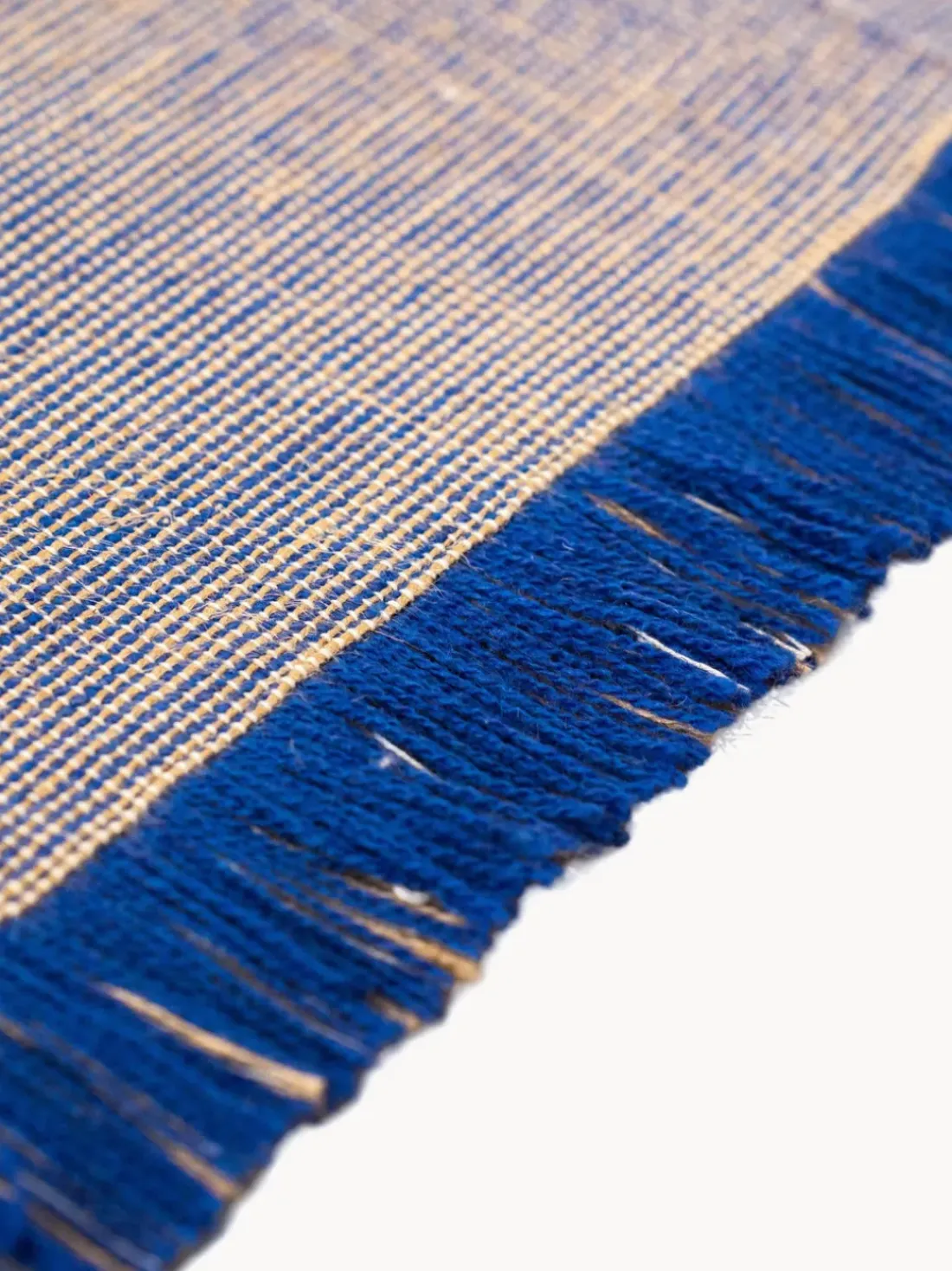 Alfombra corredor de pelo corto con flecos de diseño Folkform Monochrome