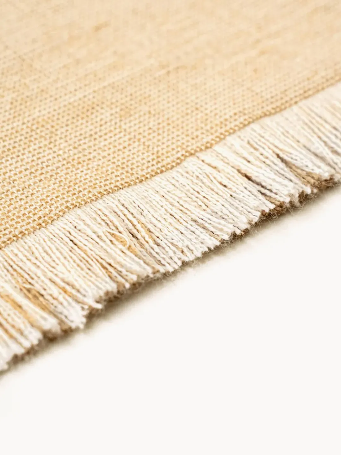 Alfombra corredor de pelo corto con flecos de diseño Folkform Monochrome