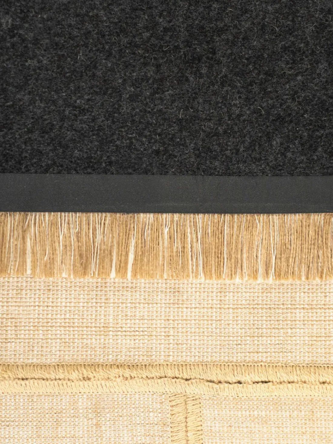 Alfombra corredor de pelo corto con flecos de diseño Folkform Monochrome