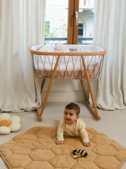 Alfombra de juegos artesanal con juguetes sonajeros Honeycomb