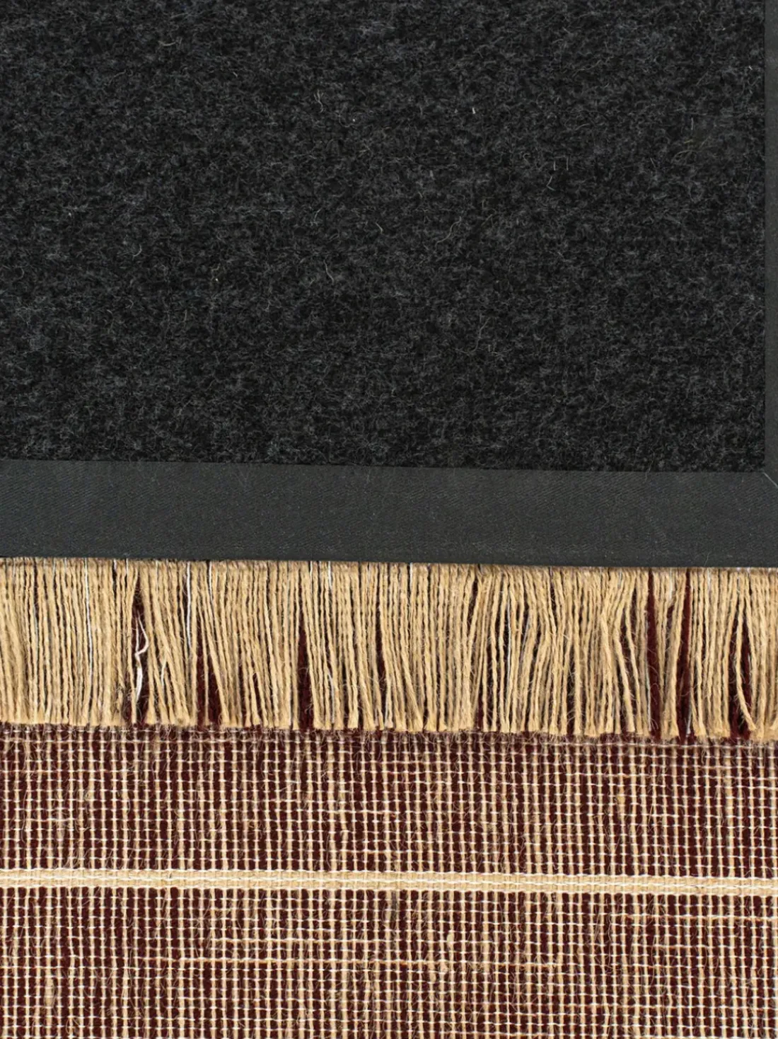 Alfombra de pelo corto con flecos diseño Folkform Monochrome