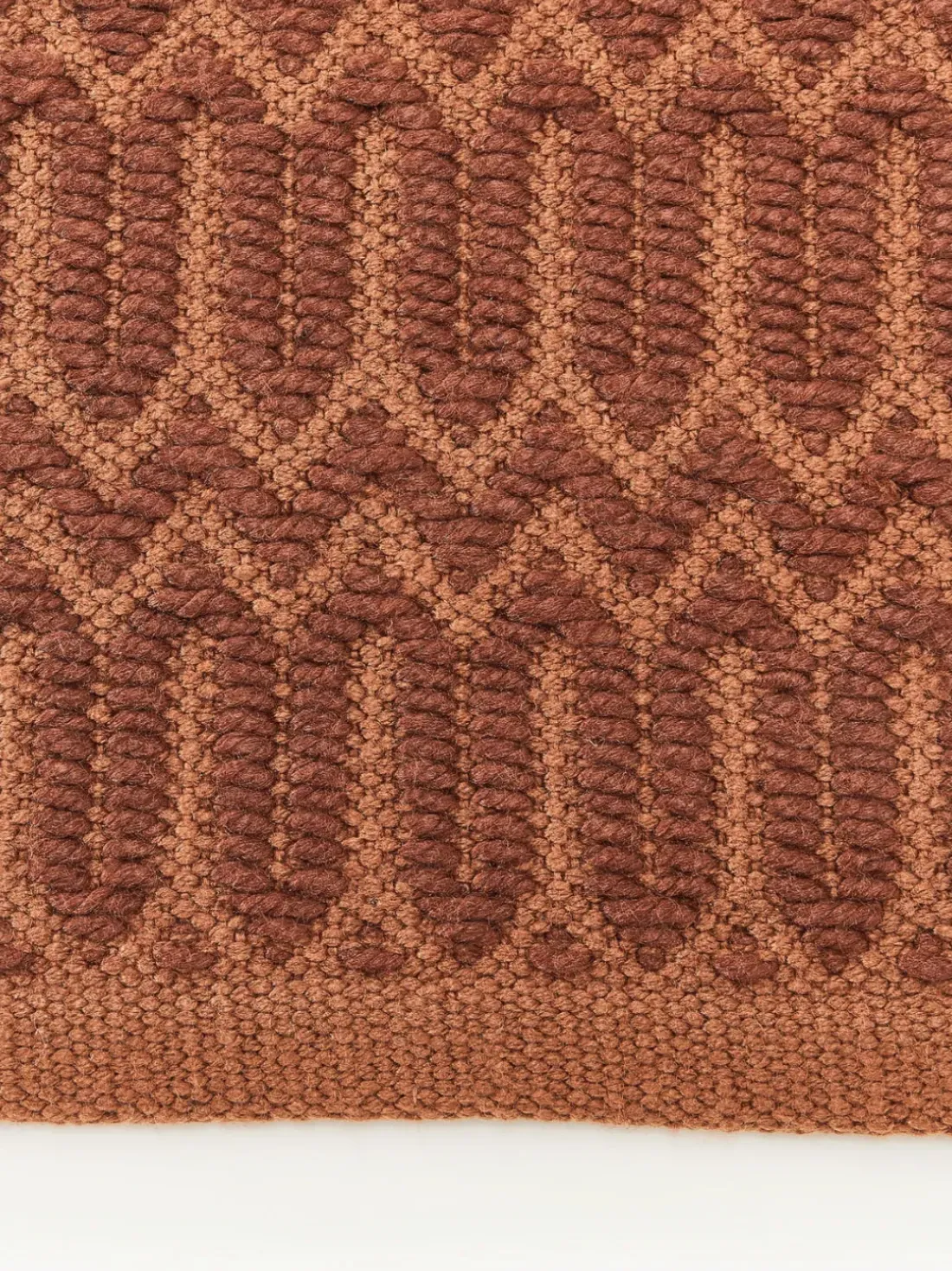 Alfombra exterior artesanal con estampado geométrico Rune