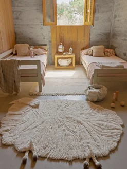 Alfombra infantil artesanal de lana en relieve Sheep, lavable