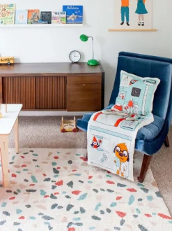 Alfombra infantil artesanal Terrazzo, lavable