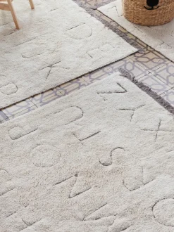 Alfombra infantil artesanal en capitoné con diseño de letras ABC, lavable