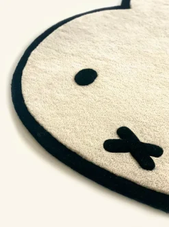 Alfombra infantil artesanal con forma de conejito Miffy