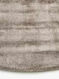 Alfombra redonda artesanal de viscosa Jane