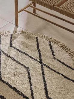 Alfombra redonda artesanal de algodón con diseño de rombos Bina