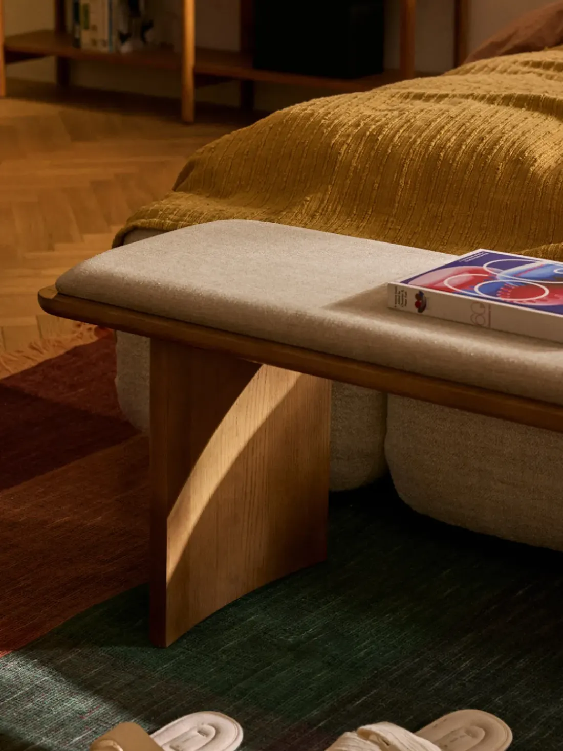 Banco de madera de roble con cojín de asiento Chandler