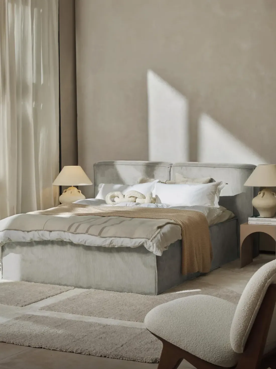Cama continental de pana Lennon