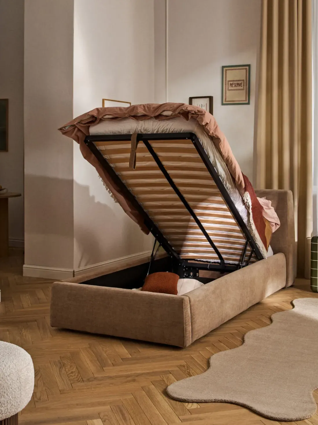Cama individual tapizada con espacio de almacenamiento Cloud