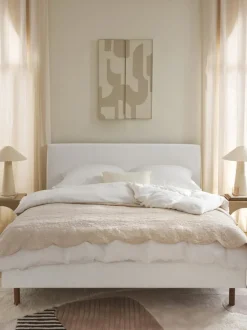 Cama tapizada con patas de madera Giulia