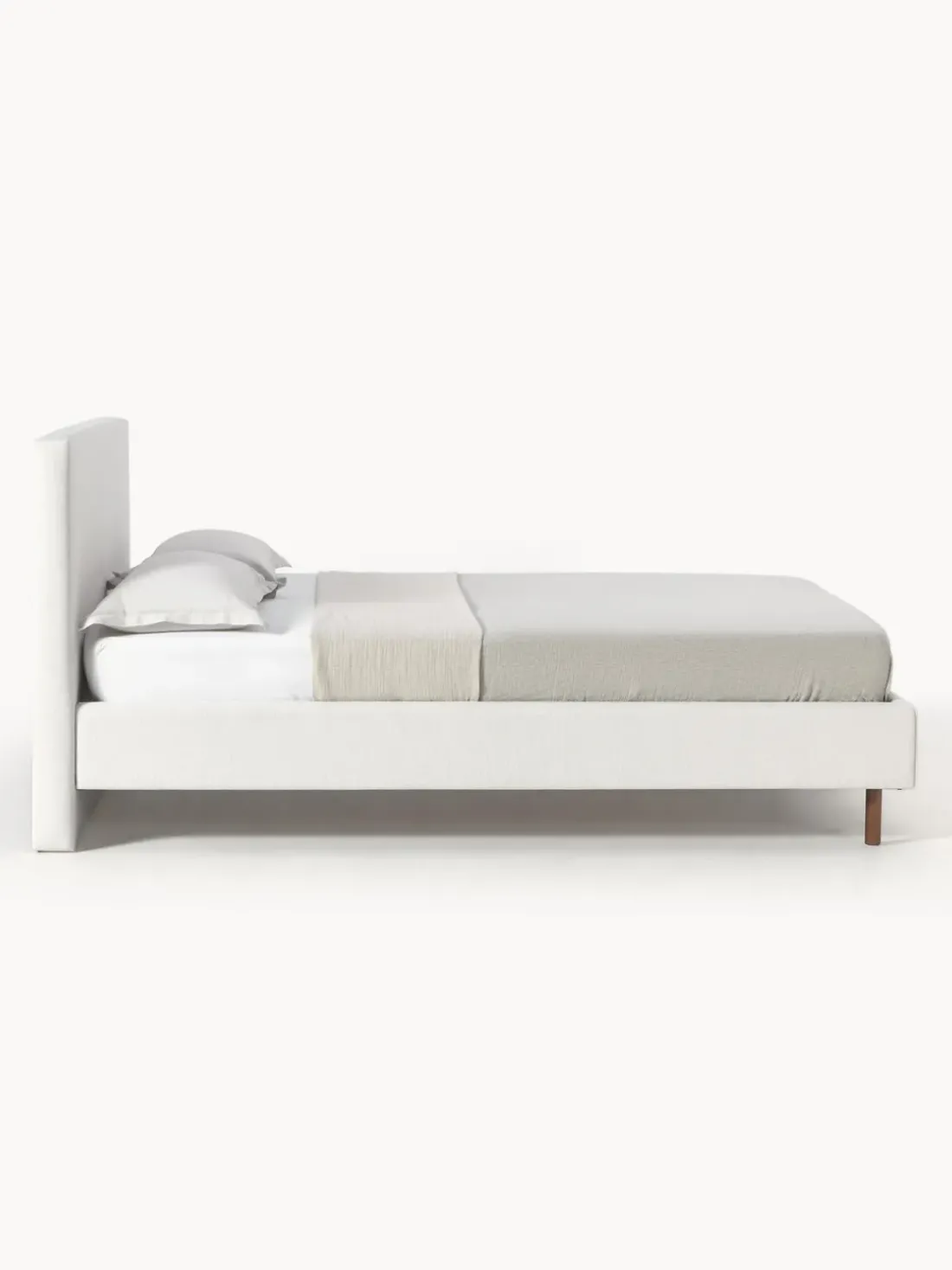 Cama tapizada con patas de madera Giulia