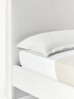 Cama tapizada con patas de madera Giulia