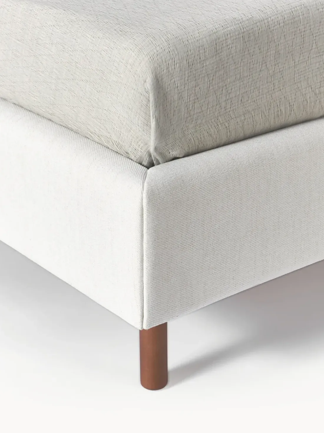 Cama tapizada con patas de madera Giulia