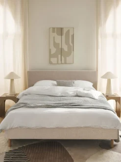 Cama tapizada con patas de madera Giulia