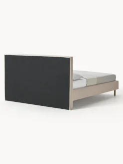 Cama tapizada con patas de madera Giulia
