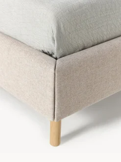 Cama tapizada con patas de madera Giulia