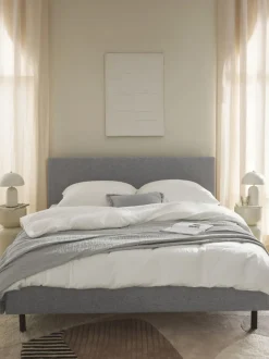 Cama tapizada con patas de madera Giulia