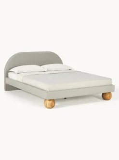 Cama tapizada con patas esfericas de madera Rena