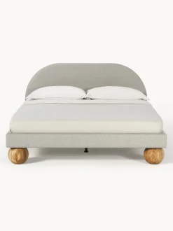 Cama tapizada con patas esfericas de madera Rena