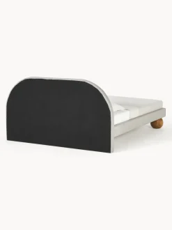 Cama tapizada con patas esfericas de madera Rena