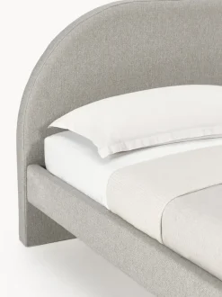Cama tapizada con patas esfericas de madera Rena