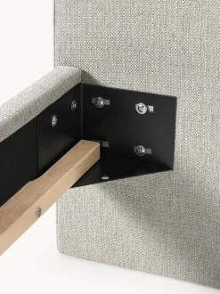 Cama tapizada con patas esfericas de madera Rena