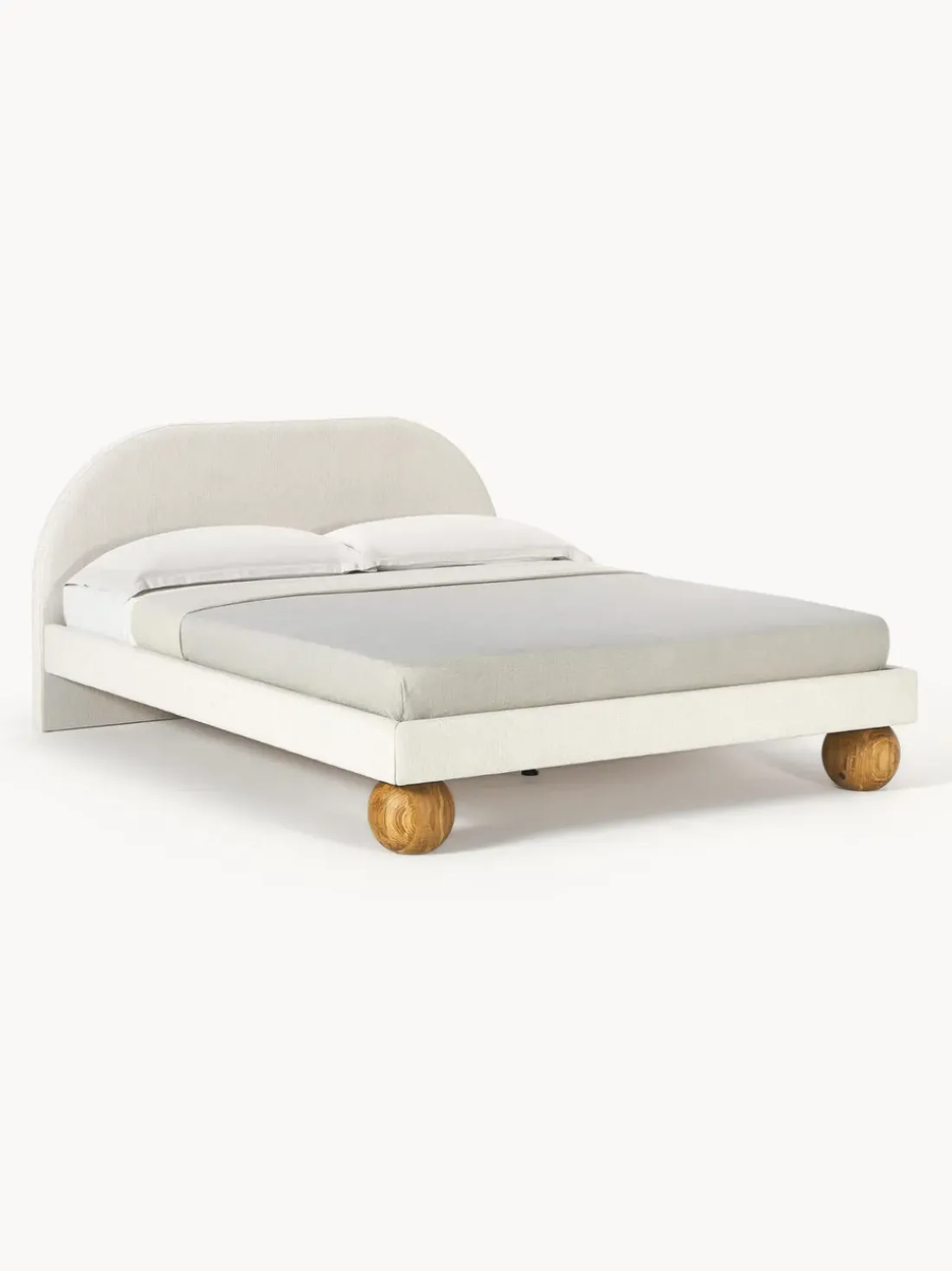 Cama tapizada con patas esféricas de madera Rena