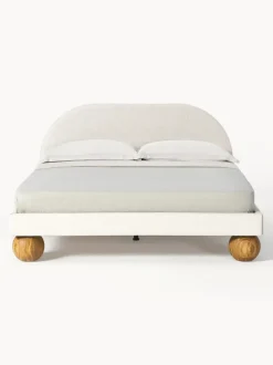 Cama tapizada con patas esféricas de madera Rena