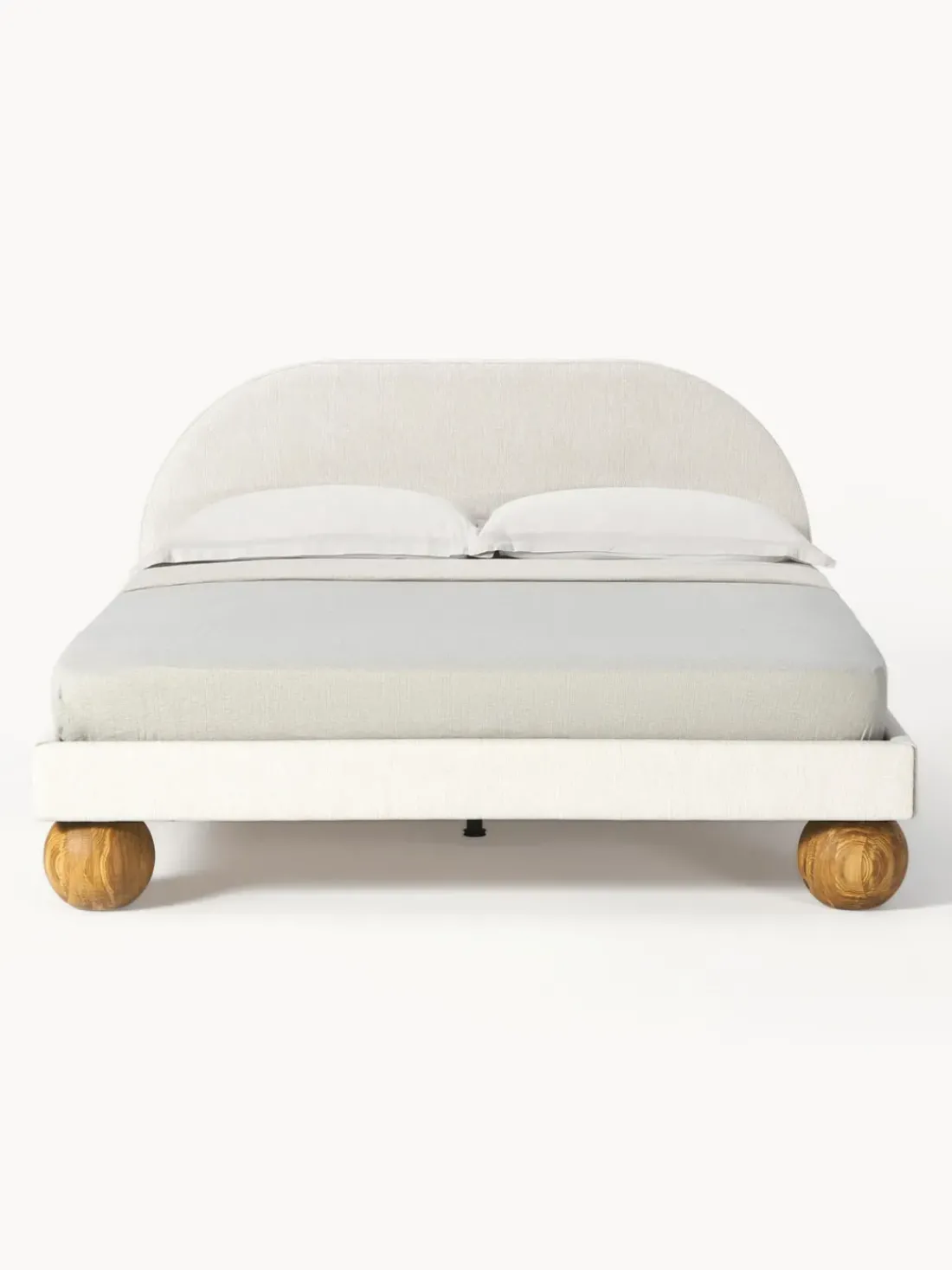 Cama tapizada con patas esféricas de madera Rena
