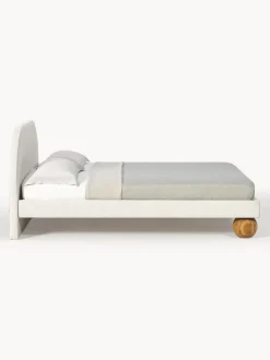 Cama tapizada con patas esféricas de madera Rena